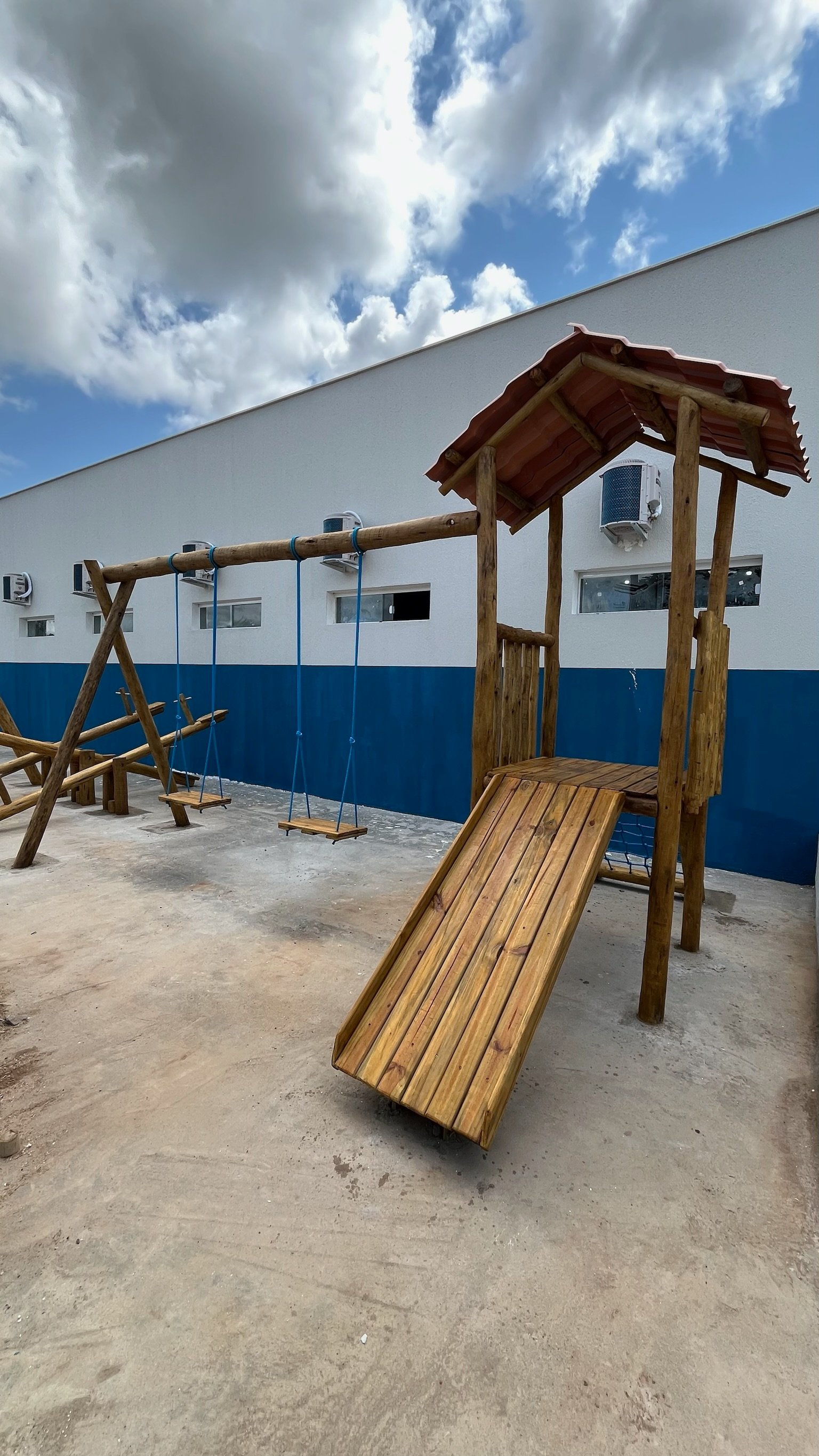 Playground de madeira tratada