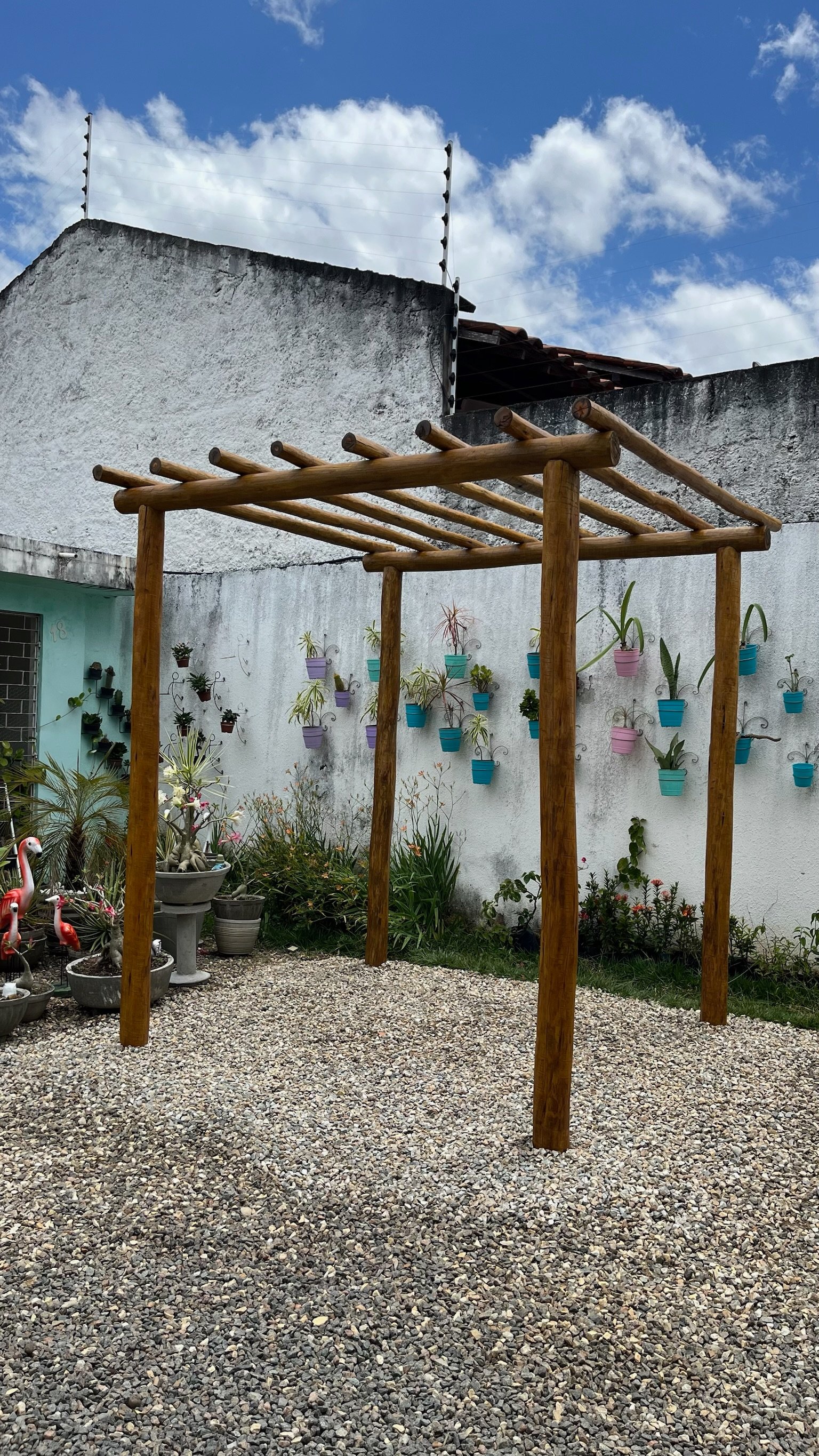 Estrutura de madeira para cerca e cobertura