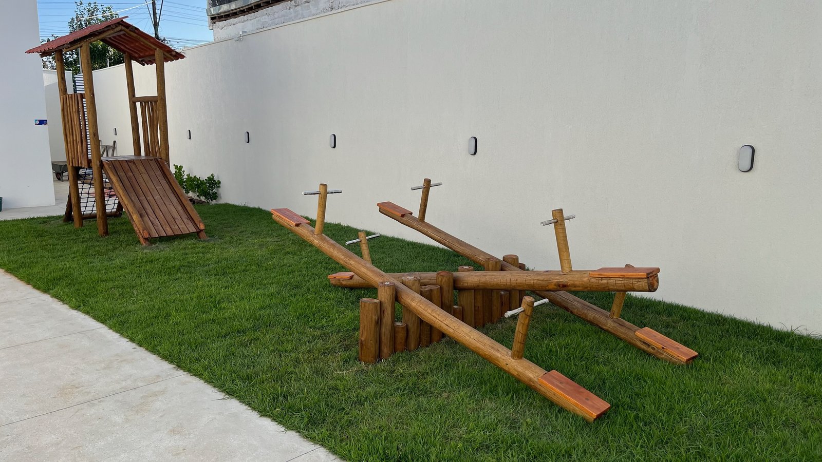 Pergolado de madeira no jardim